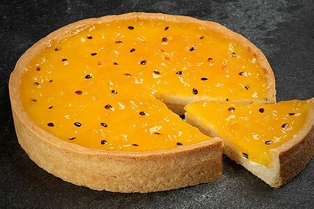 Кусок творожного пирога с манго-маракуйей