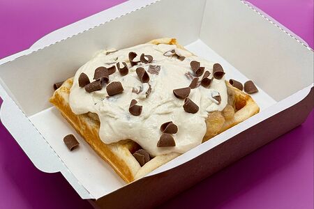 Вафля с карамельными бананами и карамельным кремом