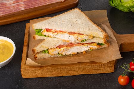 Сэндвич голд с курицей, беконом и карри