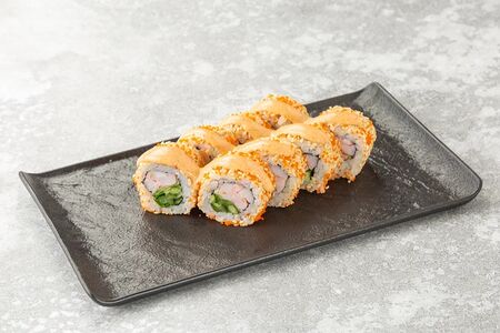 Ролл тигровая креветка с фирменным соусом