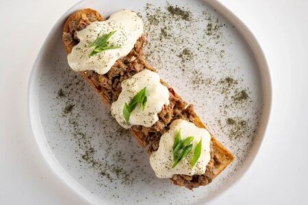 Риет из тунца на чиабатте с соусом голландез