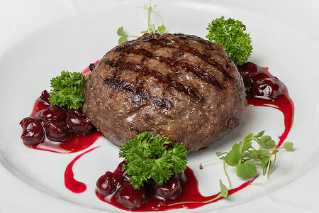 Бифштекс из оленины с вишней