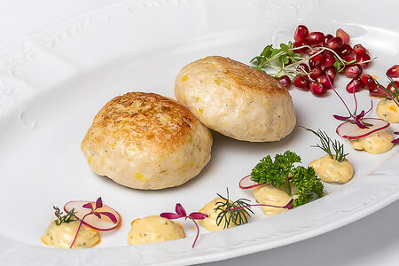 Щучьи котлеты с икорным соусом и печеным томатом