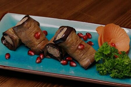 Рулетики из баклажанов с орехами