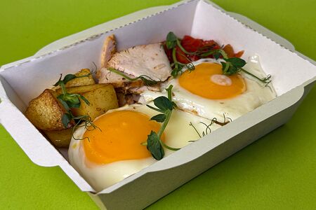 Английский завтрак с глазуньей 