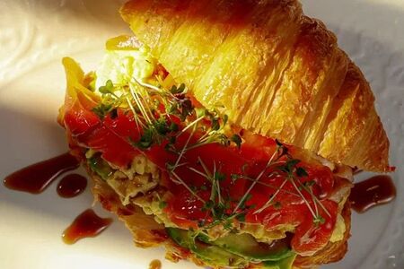 Круассан скрембл с лососем