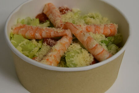 Салат Цезарь с креветками