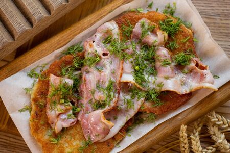 Драники с беконом и горчичным соусом