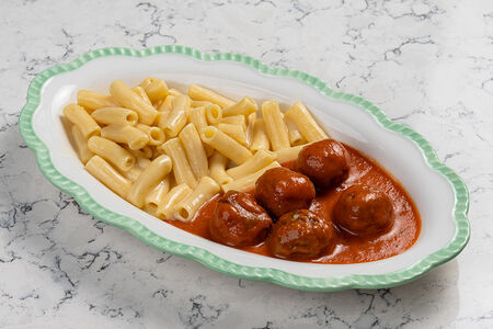 Фрикадельки из говядины с макаронами