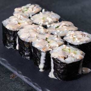 Ролл Шиитаке с огурцом и ореховым соусом