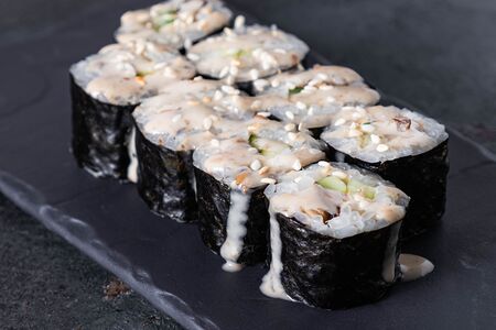 Ролл Шиитаке с огурцом и ореховым соусом
