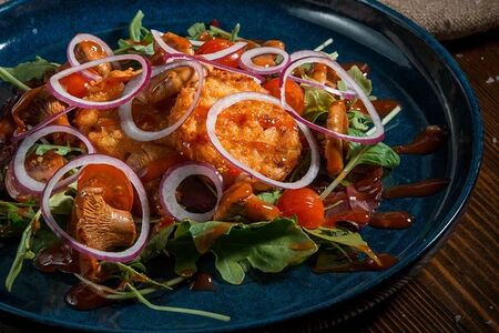 Салат с маринованными лисичками