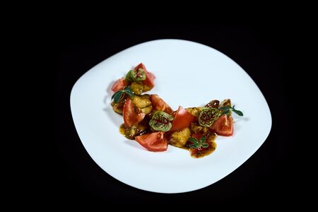 Пикантный с томатами и баклажаном