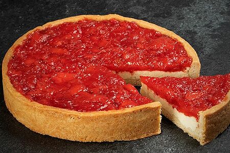 Кусок творожного пирога с клубникой