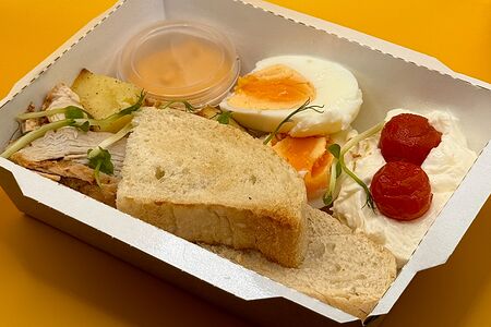 Отварные яйца с курицей и овощами