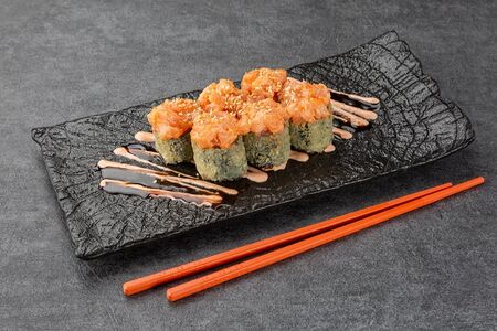 Ролл темпура с острым лососем