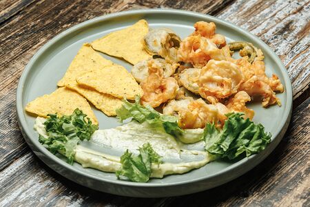 Креветки и халапеньо фри