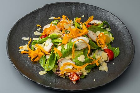 Салат с осьмином, творожным сыром и чипсами из батата 