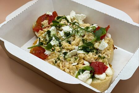 Скрембл на тосте с фетой, крем чизом, томатами