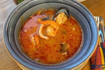 Том ям с морепродуктами