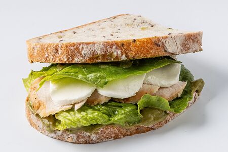 Гриль чиз с курицей и песто