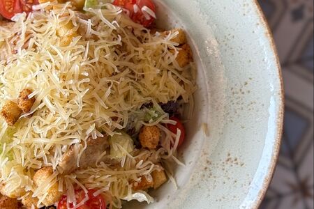 Салат Цезарь с курицей