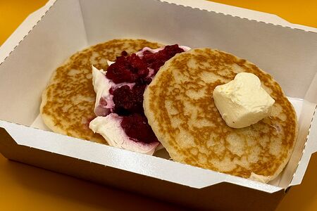 Оладьи с кремом и лесными ягодами