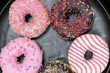 Донат творожно-малиновый