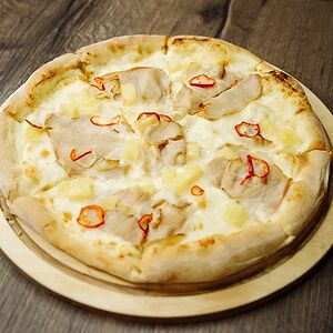 Пицца с цыпленком и ананасом