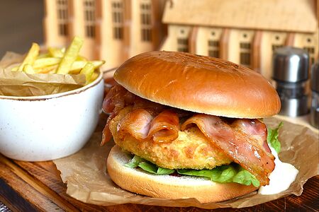 Камамбер-бургер с картофелем фри и кетчупом