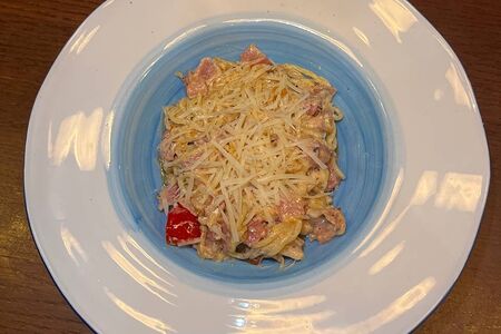 Паста с курицей, беконом и вялеными томатами 
