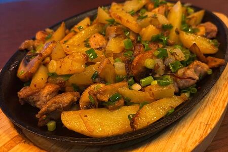Сковородочка с жареной картошкой и лесными грибами