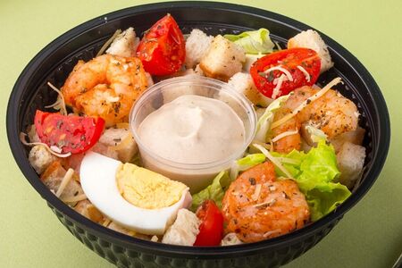 Салат Цезарь с тигровыми креветками