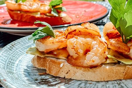 Брускетта с креветкой