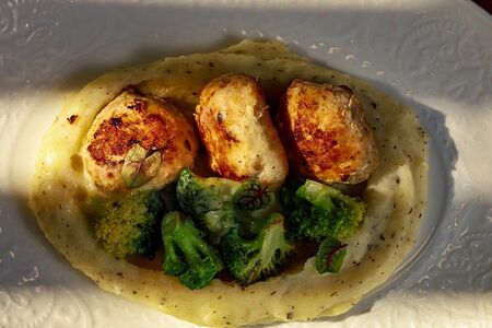 Котлеты из индейки с пюре и трюфельным маслом 