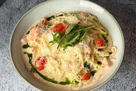 Паста с форелью и шпинатом в сливочном соусе