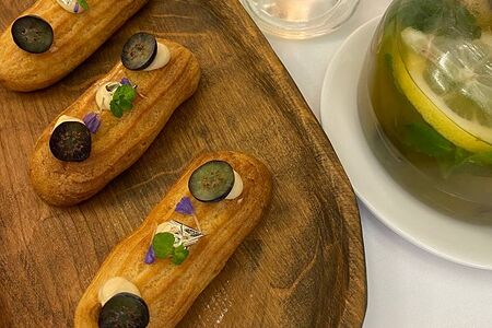 Эклеры с крем-брюле и лавандой