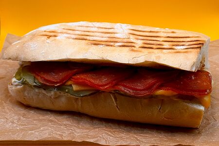 Чиабатта с пеперони и сыром чеддер