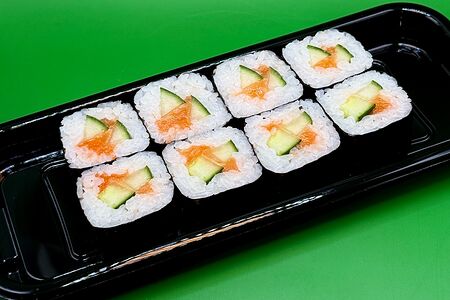 Ролл с лососем и огурцом