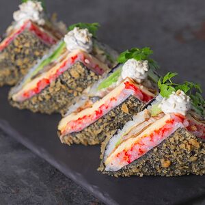 Ролл жареный Конверт с угрем и спайси соусом