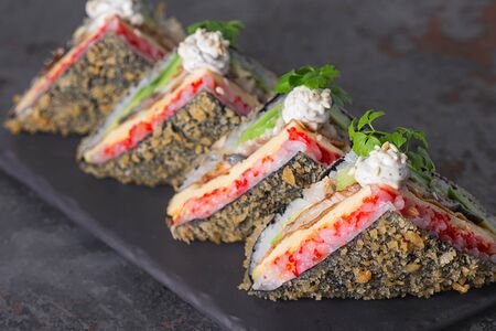 Ролл жареный Конверт с угрем и спайси соусом