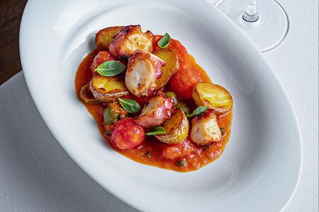 Осьминог с картофелем и сладкими томатами 