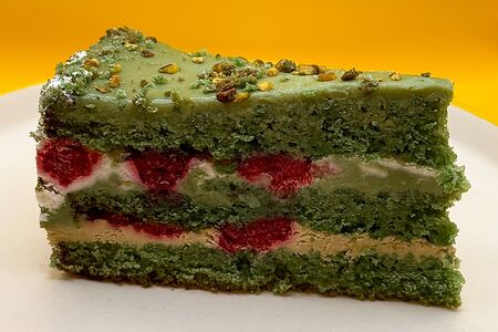 Торт фисташковый с малиной