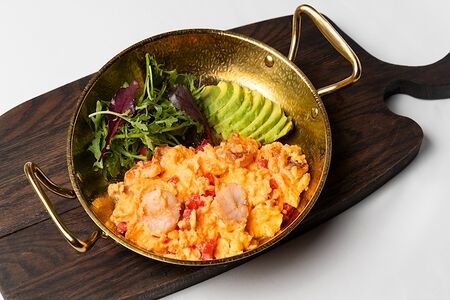 Скрембл с креветками и авокадо