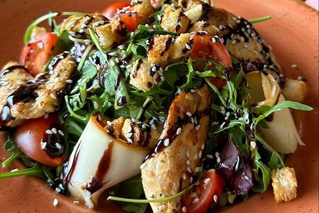 Теплый салат с курицей