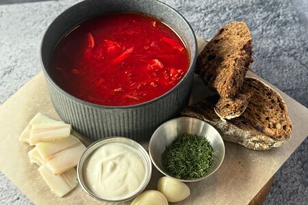 Борщ со сметаной, салом и чесноком