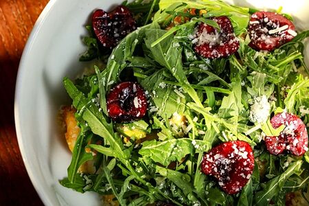 Салат с цукини, креветкой и сладкой черешней