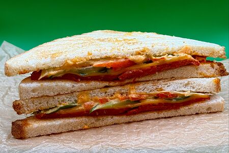 Клаб с колбасками пеперони и фирменным соусом