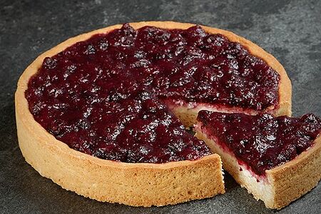 Кусок творожного пирога с черникой