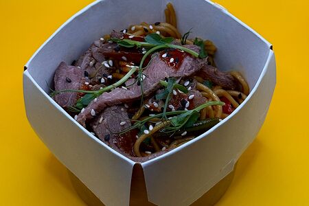 Яичная лапша с говядиной, овощами, соусом унаги и бульгоги